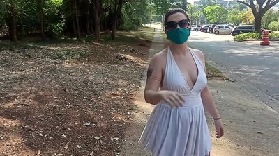 Openbare naaktheid: een meisje uit Rusland probeert haar kleren uit te trekken in de straten van Rio de Janeiro. Ze werd bijna gearresteerd.