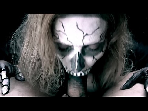 ❤️ Demon girl zuigt pik met haar zwarte mond en slikt sperma. ❤❌ Just porno at us