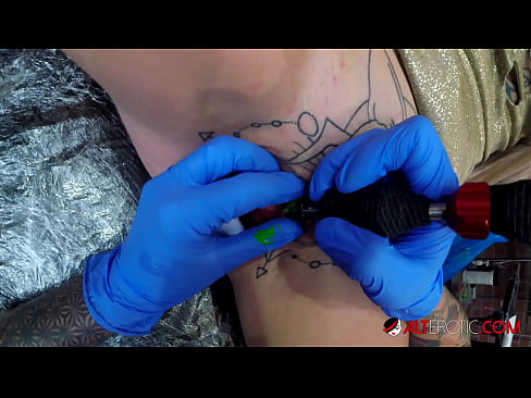 ❤️ Extreem getatoeëerde hottie Sully Savage kreeg een tatoeage op haar clitoris ❤❌ Just porno at us